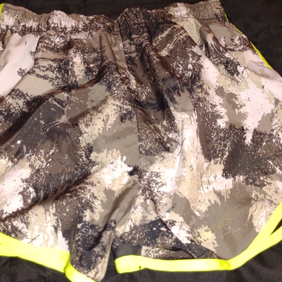 Women's Nike DRI fit Shorts - Picture 2 of 4